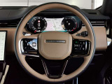 RANGEROVERのエレガントなステアリングはソフトレザーの握り心地の良いレザーを使用しています。