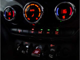 MINIの内装はとにかく『円』に拘ったデザインコンセプトが一目で伝わってきます。これほど円形に拘った車は他に御座いません。伝統のデザイン、トグルスイッチなど遊び心のある内装で御座います。