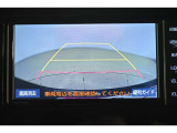 バックガイドモニター(バックモニター)付き。車両後方の映像をナビ画面に表示し、駐車などの後退操作をサポートします。