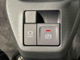 指先だけで簡単に操作が可能な電動パーキングブレーキを採用。「HOLD」スイッチを押すと、渋滞や信号待ちなどでブレーキペダルから足を離しても、ブレーキを保持するので安心です