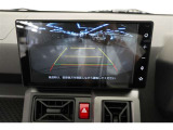 バックモニターがあれば車庫入れ時など、後ろが確認できて安心です。運転に自信がない方にはおすすめの装備です。ただし、バック時目視での確認も忘れずに。