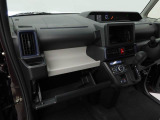運転席まわりには収納スペースが充実。置いたりしまったり、手に取ったりがしやすいレイアウト。車内がスッキリ片付きます。