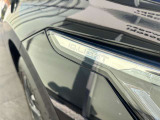 IQ.LIGHTは、フロントカメラで対向車や前走車を検知し、LEDの光を個別に制御して幻惑を防ぐ先進のマトリックスヘッドライトです。