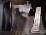【ペダル】BMWはオルガン式アクセルペダルを採用しています。踏み込む足とペダルが同じ軌跡を描くため、かかとがずれにくく、アクセルコントロールがよりしやすくなるメリットがあります。