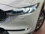 【LEDヘッドライト】悪天候や夜間走行時も良好な視界を確保し安心して運転できる高輝度LEDヘッドライトを装備!点灯速度が早く、消費電力も抑えられています。