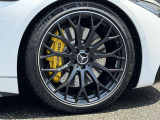 SL63専用AMG21インチブラックアルミホイール・AMGロゴ入りイエローキャリパー。