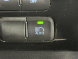 【AHB:オートマチックハイビーム】クルマに搭載されたシステムが、先行車や対向車の存在のほか周囲の明るさを検知し、ハイビームとロービームを自動で切り替える機能です。