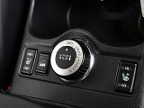 ドライブモードセレクター、ヒルディセントコントロール、シートヒーターの各スイッチ