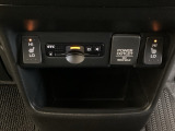 前席の左右別々のシートヒータースイッチが付いています。HiとLoの2段階で温度設定ができます。 スイッチの間にはアクセサリーソケットとETCがついており、高速道路の料金所の通過も楽々です!。