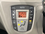 【オートエアコン】一度お好みの温度に設定すれば、車内の温度を検知し風量や温度を自動で調整。暑い&hellip;寒い&hellip;と何度もスイッチ操作をする必要はありません。快適な車内空間には必須の機能ですね♪