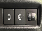 【両側パワースライドドア】スマートキーや運転席のスイッチで後席両側スライドドアの開閉が可能♪電動だから力を入れてドアを開ける必要が無く、小さなお子様でも簡単に開け閉めでき快適です♪
