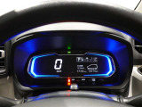とっても見やすいメーターです。夜間時はラグジュアリーな気分にさせてくれる照明が魅力ですので、夜のドライブも楽しみになりますよ♪