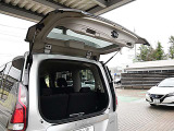 ヂュアルバックドア採用で、バックドアを開く約半分のスペースがあれば荷物の出し入れが可能です。