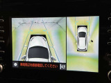 パノラミックビューモニターを装備。駐車場や交差点でクルマを真上から見るように周囲を確認できます。機能の詳細は販売店スタッフまでおたずねください。