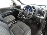 シンプルで使いやすいデザインの運転席です。