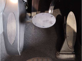 【ペダル】BMWはオルガン式アクセルペダルを採用しています。踏み込む足とペダルが同じ軌跡を描くため、かかとがずれにくく、アクセルコントロールがよりしやすくなるメリットがあります。