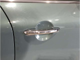 MINIはドアが分厚いです。衝突によりドアがつぶれてしまった場合にも外からいち早くドアを開けれるよう考えられています。数十秒の救出の遅れが命につながりかねない場合、こういった配慮が重要なポイントです。