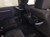 折りたたみ式のシートバックテーブルは限られた空間を有効活用。車内の家族時間をもっと快適に。休憩時のちょっとした小物置に使える、前席背面の格納式テーブルが付いています。