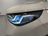 BMWの伝統の丸目4灯ヘッドライトでございます。LEDライトで視認性もよく明るく安全性の向上につながります。