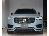 ボルボのフラッグシップであるXC90は堂々としたフロントで、迫力のある車両となっております。百獣の王ライオンをモチーフにした精悍な顔つきが人気です。