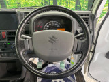 インテリアに合わせたデザインのステアリングは、運転される方のことも考え、運転しやすい形状、大きさです。是非一度、実際に触ってお確かめください。