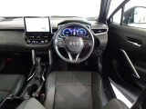 革巻きステアリングで快適な操作性の運転席です。