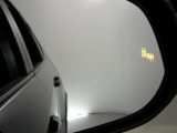 隣車線を走る車両をレーダーで検知し、ドアミラーでは確認しにくい後側方エリアに存在する車両に加え、急接近してくる車両も検知します。車両を検知するとドアミラーに搭載されたLEDインジケーターが点灯します。
