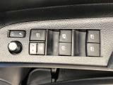 パワーウィンドのスイッチです。運転席に座りながら、助手席や後席の窓を開け閉めできるので大変便利ですよ。