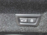 電動リアゲート装備です。バンパー下でのキックスイッチも装備されております。