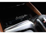 マッドグリーンが特徴的なBMW Individualオーダーのペイントや、内装のフルレザーメリノが大変貴重な1台です。