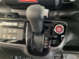 CVT車のセレクトレバーです。低速から高速まで、変速ショックのないスムーズな走りを実現するとともに、エンジン効率のよい領域を維持することで燃費にも貢献します。