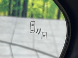 【ブラインドスポットモニター】走行中、ドアミラーの死角になりやすい箇所に後続車が接近するとサイドミラーのレンズに警告を表示!ドライバーに注意喚起をしてくれます。