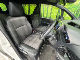 運転席まわりには十分なスペースがあり、大柄な方でもゆったり運転していただける環境です。