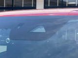 【スマートシティブレーキサポート】低速走行中に前方の車両等を認識し、衝突しそうな時は警報とブレーキで衝突回避と被害軽減をアシスト。より安全にドライブをお楽しみいただけます。
