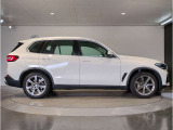 【BMWの伝統-3】BMWのお車は、&ldquo;駆け抜ける歓び&rdquo;を体現しております。走行の安定性とコーナリングの良さを追求し、思い通りにハンドルの操作可能です。