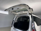 【デュアルバックドア】狭い場所でも開く事が出来、沢山乗せた荷物が崩れ落ちることなく取り出せます。