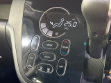 【オートエアコン】一度お好みの温度に設定すれば、車内の温度を検知し風量や温度を自動で調整。暑い&hellip;寒い&hellip;と何度もスイッチ操作をする必要はありません。快適な車内空間には必須の機能ですね♪