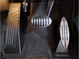【ペダル】BMWはオルガン式アクセルペダルを採用しています。踏み込む足とペダルが同じ軌跡を描くため、かかとがずれにくく、アクセルコントロールがよりしやすくなるメリットがあります。