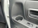 運転席、助手席ドアにドリンクホルダーが有ります