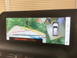 【パノラミックビューモニター】専用のカメラにより、上から見下ろしたような視点で360度クルマの周囲を確認することができます☆死角部分も確認しやすく、狭い場所での切り返しや駐車もスムーズに行えます。