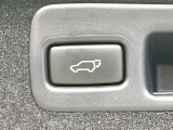 【パワーバックドア】スマートキーや運転席のボタンを押すだけでリアゲートが自動で開閉します!荷物を持っている時や、高い位置にあるバックドアを閉める際に便利な機能です♪
