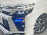 【LEDヘッドライト】悪天候や夜間走行時も良好な視界を確保し安心して運転できる高輝度LEDヘッドライトを装備!点灯速度が早く、消費電力も抑えられています。