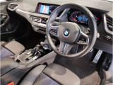 【ハンドル】ドライバーとBMW車の一体感がダイレクトに伝わるステアリングホイール。形状・太さへの拘りに加えて、操作性を高める為にスイッチ類も配置。クイックかつ安定のドライビングを体感下さい!