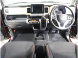 ポップなインテリアで気分が上がります♪運転席から手を伸ばした範囲に収納が多いので使いやすいです◎
