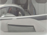 【ヘッドアップディスプレイ】現在の車速表示や目的地へのルート案内やメディア関連のリストを表示する事が可能です。視線移動を減らす事によりドライブに集中して頂けます。