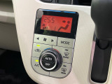 【オートエアコン】一度お好みの温度に設定すれば、車内の温度を検知し風量や温度を自動で調整。暑い&hellip;寒い&hellip;と何度もスイッチ操作をする必要はありません。快適な車内空間には必須の機能ですね♪