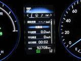 ディスプレイには、平均燃費、外気温、航続可能距離などの情報が表示されます。