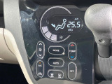 【オートエアコン】一度お好みの温度に設定すれば、車内の温度を検知し風量や温度を自動で調整。暑い&hellip;寒い&hellip;と何度もスイッチ操作をする必要はありません。快適な車内空間には必須の機能ですね♪