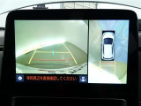 【全周囲モニター】車を上空から見下ろしたような映像をカーナビ画面に映し出し、車庫入れや縦列駐車をサポートしてくれます。