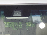【ホンダセンシング】走行中に前方の車両等を認識し、衝突しそうな時は警報とブレーキで衝突回避と被害軽減をアシスト。より安全にドライブをお楽しみいただけます。